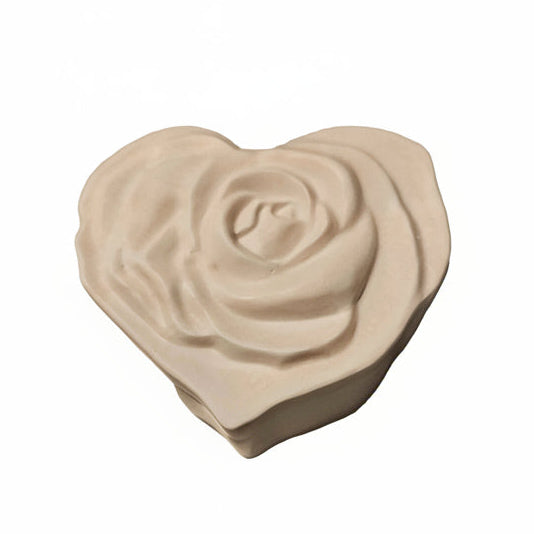Boite en forme de coeur et rose